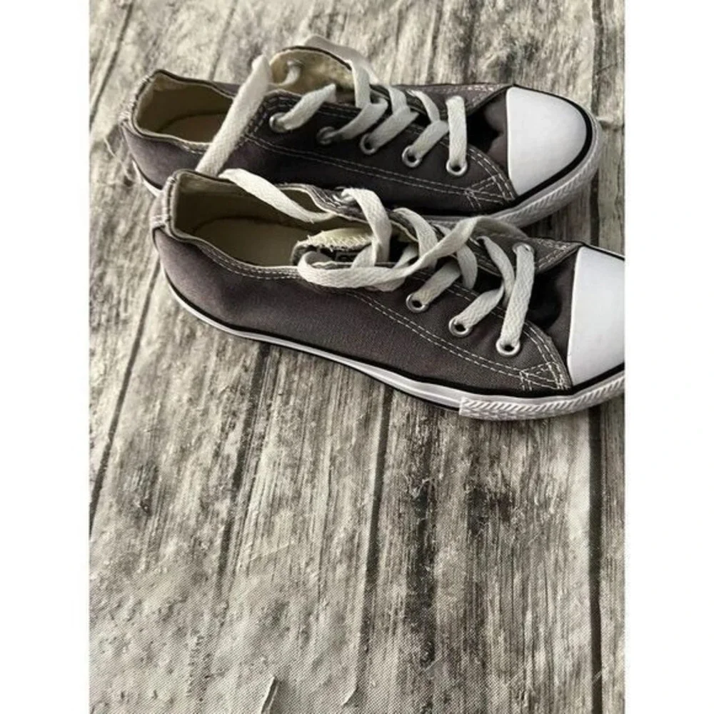 Girls converse tennis shoes size 2‎ gray